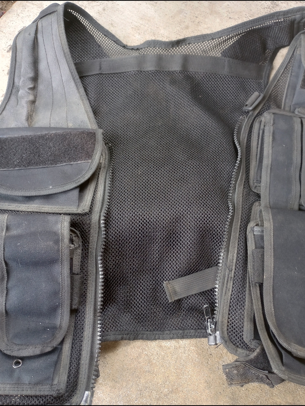 Black Tactical Utility Vest with Multiple Pouches. Size Medium. - Picture 3 of 3